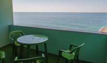 Вид на море и пляж Лоо с третьего этажа