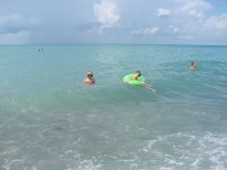 Морские купания на пляже Лоо